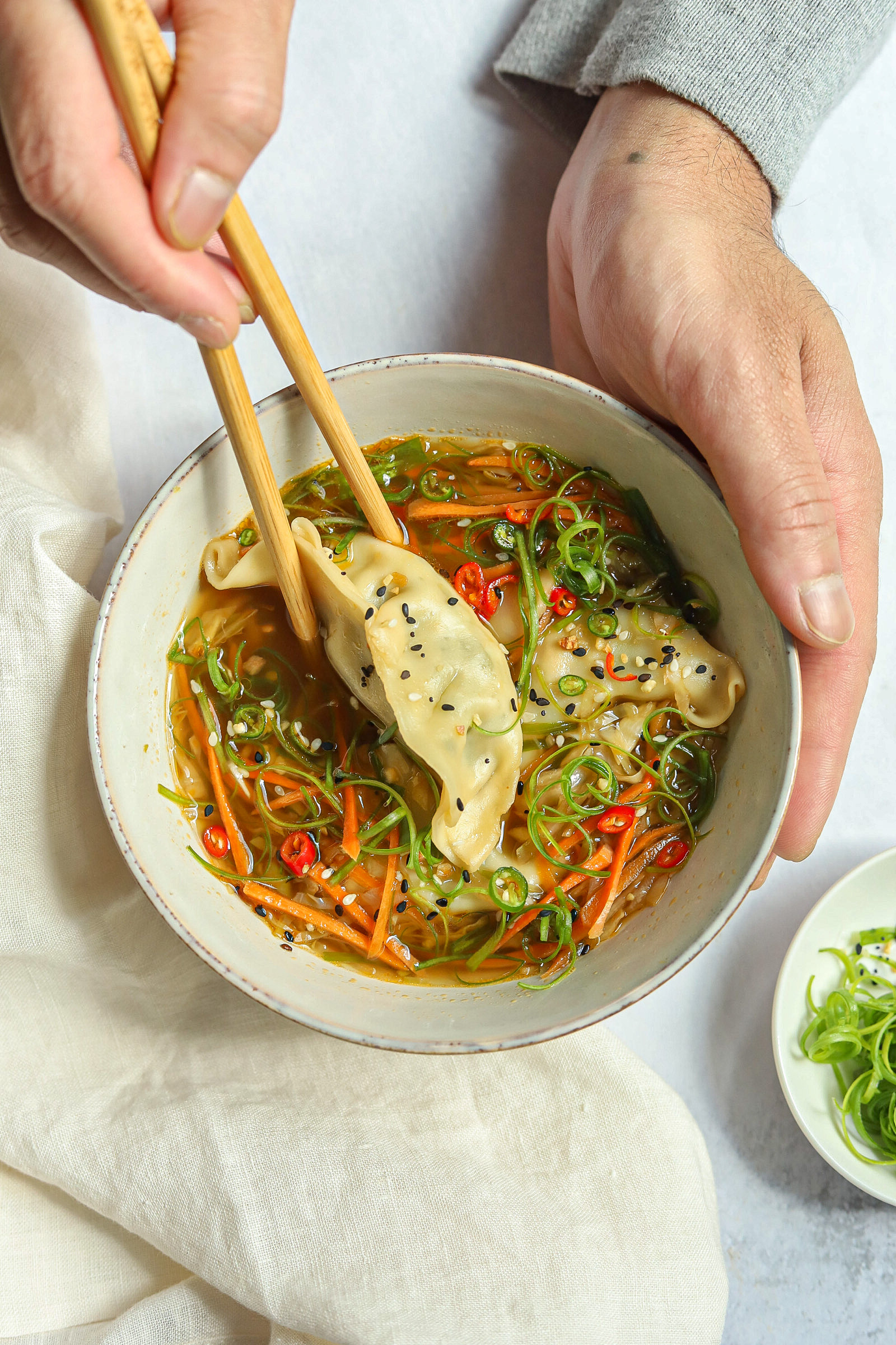 Gyoza Soup (Vegetable Dumpling Soup) - KEENCUISINIER